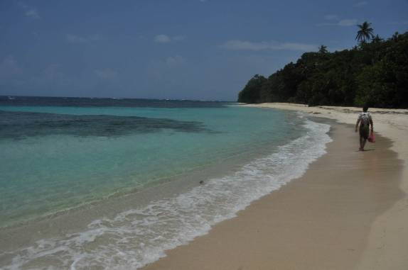 Caminhando por Cayo Zapatilla, uma das pequenas ilhas de Bocas del Toro, no norte do Panamá